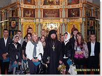 Ученики 11го класса Ватутинской ООШ в Архангело-Михайловском храме. <Нажмите, чтобы увеличить>