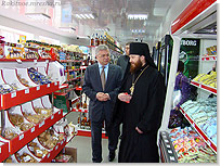 Игумен Никодим (Сылко) с Вячеславом Борисовичем Близняком в новом супермаркете Калина. <Нажмите, чтобы увеличить>