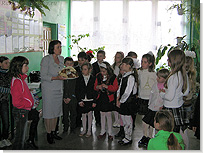 преподаватель воскресной школе Татьяна Павловна Швец передает детям подарки от общины храма. <Нажмите, чтобы увеличить>