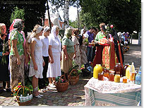 Малое освящение воды, освящение меда и трав в Архангело-Михайловском храме. <Нажмите, чтобы увеличить>