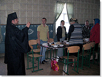 Отец Глеб благословляет трапезу для гостей. <Нажмите, чтобы увеличить>