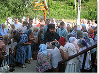 Архиерей благословляет паству. <Нажмите, чтобы увеличить>