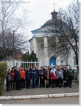 Ученики Ватутинской школы возле Архангело-Михайловского храма. <Нажмите, чтобы увеличить>