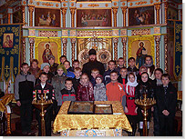 Отец Никодим со школьниками в храме. <Нажмите, чтобы увеличить>