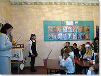 На открытом уроке в детской воскресной школе при Архангело-Михайловском храме. <Нажмите, чтобы увеличить>