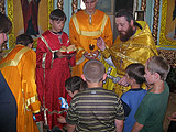 Дети из православного лагеря в Архангело-Михайловском храме