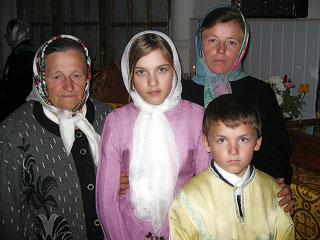 Ирина Александровна с мамой Татьяной Ефимовной и детьми Кариной и Богданом