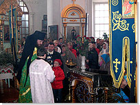 Игумен Никодим читает молитву на освящение вербы. <Нажмите, чтобы увеличить>