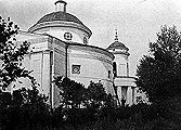 Вид на храм со стороны усадьбы