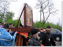 Священнослужители шестого благочиния несут икону Державная. <Нажмите, чтобы увеличить>
